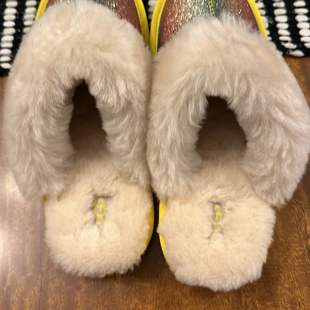 UGG GIRLS SIZE 6 RAINBOW COZY II GLITTER SLIP-ON SLIPPERS (TAYLOR SWIFT VIDES)